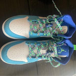 EUC Jordan 1 Youth 7y (Women's 8.5-9)